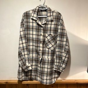 Oversized shaker. Never wore. Pet free and smoke free home